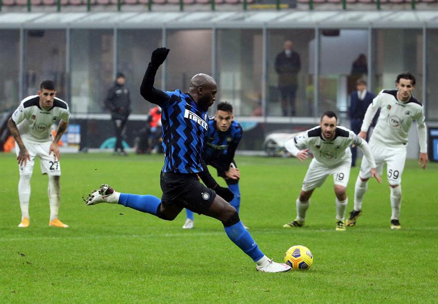 Lukaku cobrando desde los 11 pasos