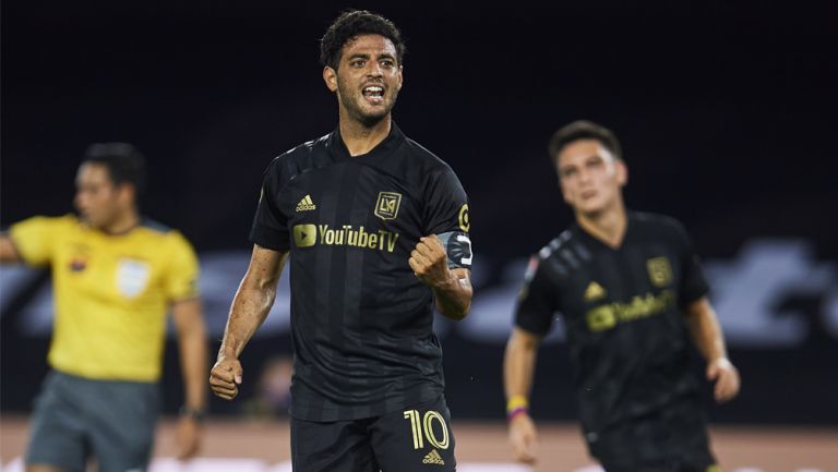 Carlos Vela festeja su anotación sobre Cruz Azul