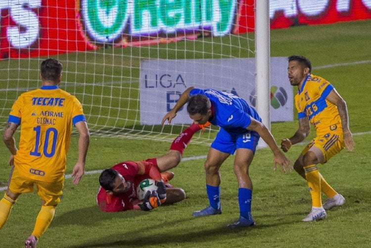 Gignac y Aquino durante un partido con Tigres