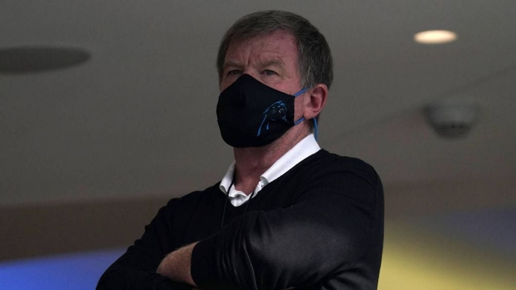 Marty Hurney en un partido con Panthers 