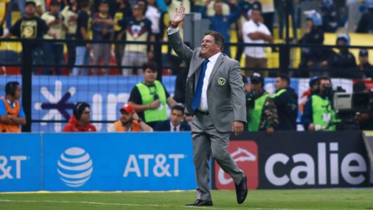 Miguel Herrera como técnico en un partido del América