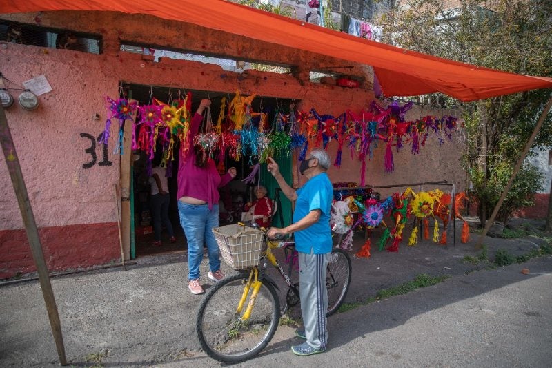 La piñatería es el negocio de la familia de doña María Pilar Bucio