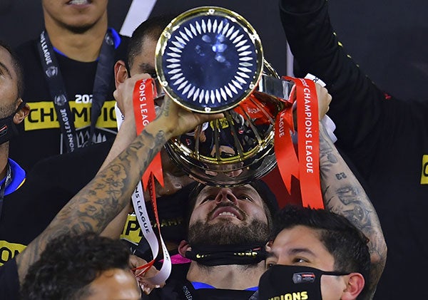 El francés festeja con la Copa de la Concachampions 