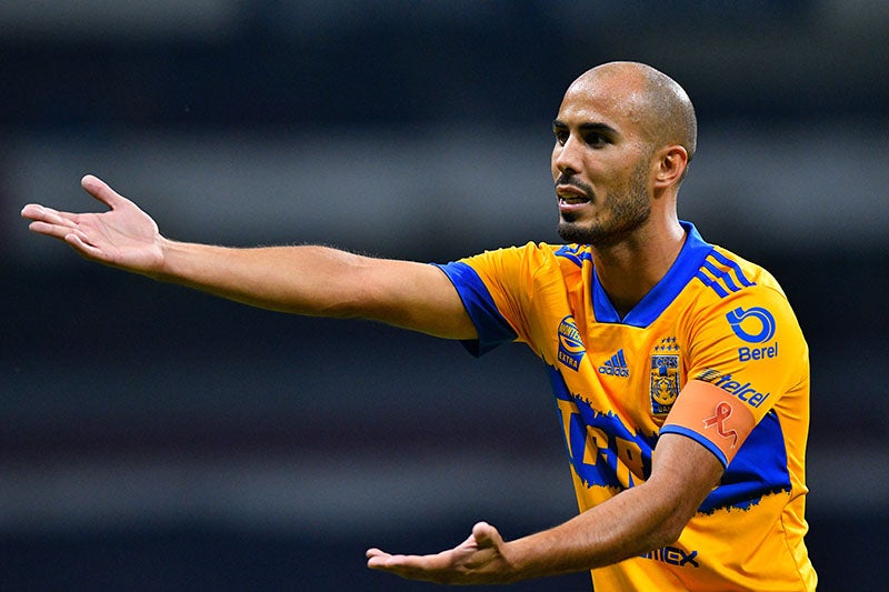 Guido Pizarro durante un duelo con Tigres  