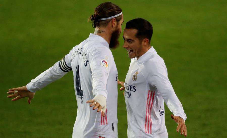 Ramos y Vázquez celebrando un gol