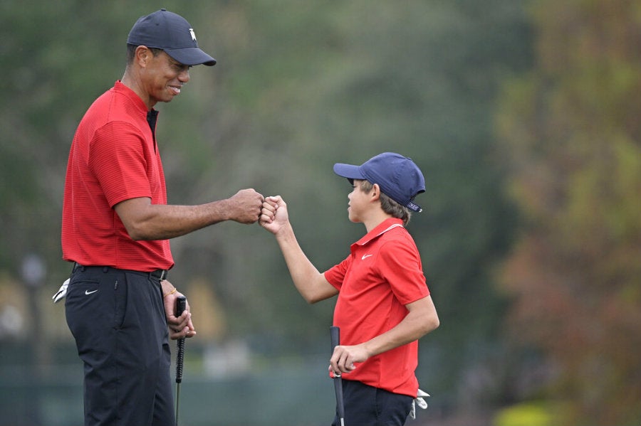 Tiger Woods felicita a su hijo Charlie