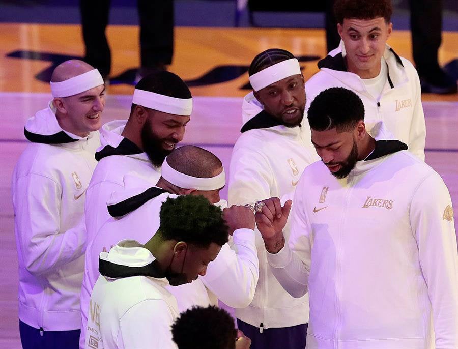 Anthony Davis y junto a sus compañeros al recibir su anillo