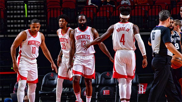 Jugadores de los Rockets tras un partido