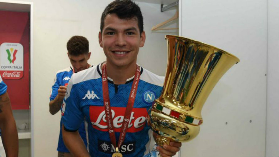 Hirving Lozano con su primer trofeo con el Napoli