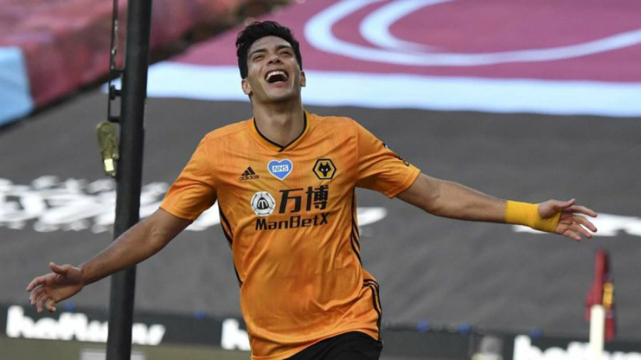 Raúl Jiménez celebra gol con el Wolverhampton