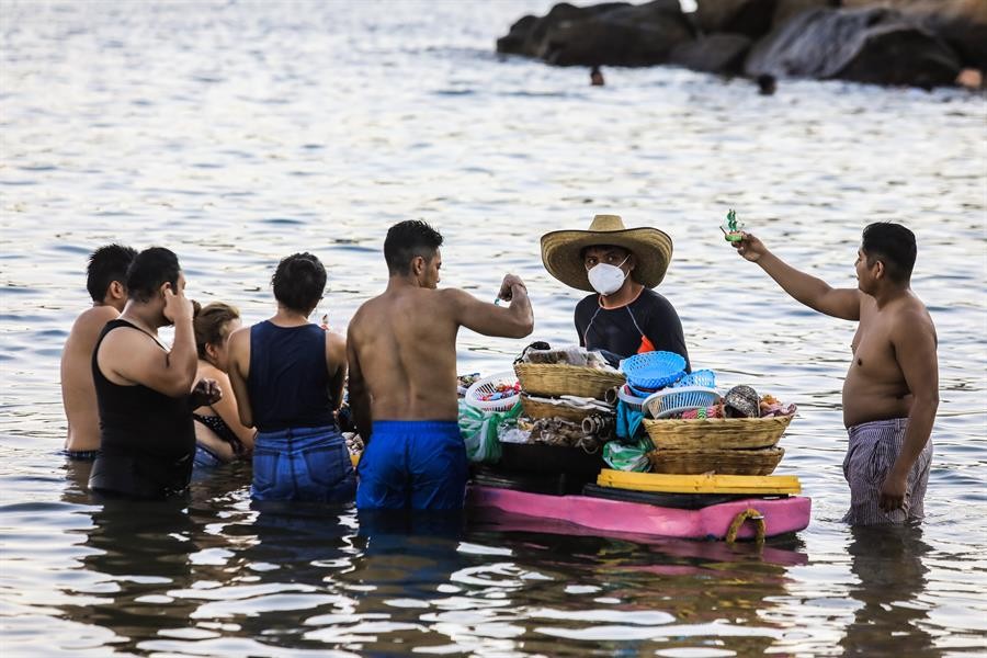 Vacacionistas disfrutan de las playas de Acapulco