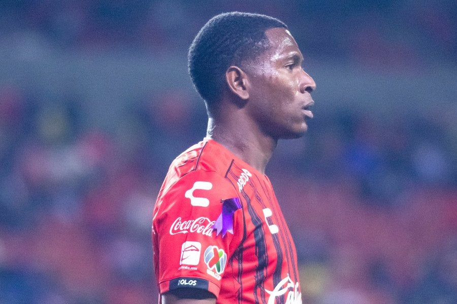 Bryan Angulo durante un partido con Xolos