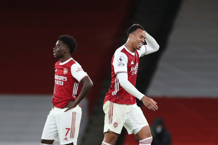 Gabriel y Bukayo Saka en un partido del Arsenal