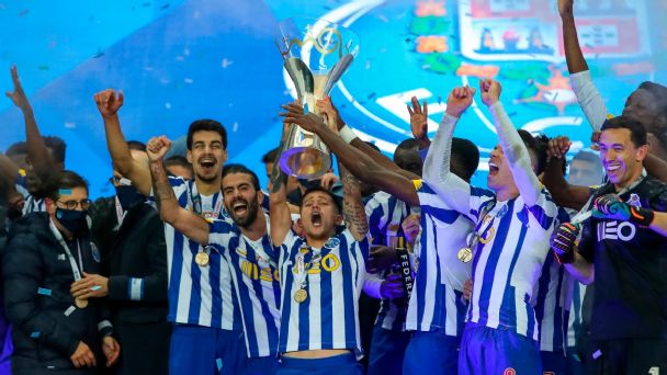 Jugadores del Porto alzan el título de la Supercopa de Portugal