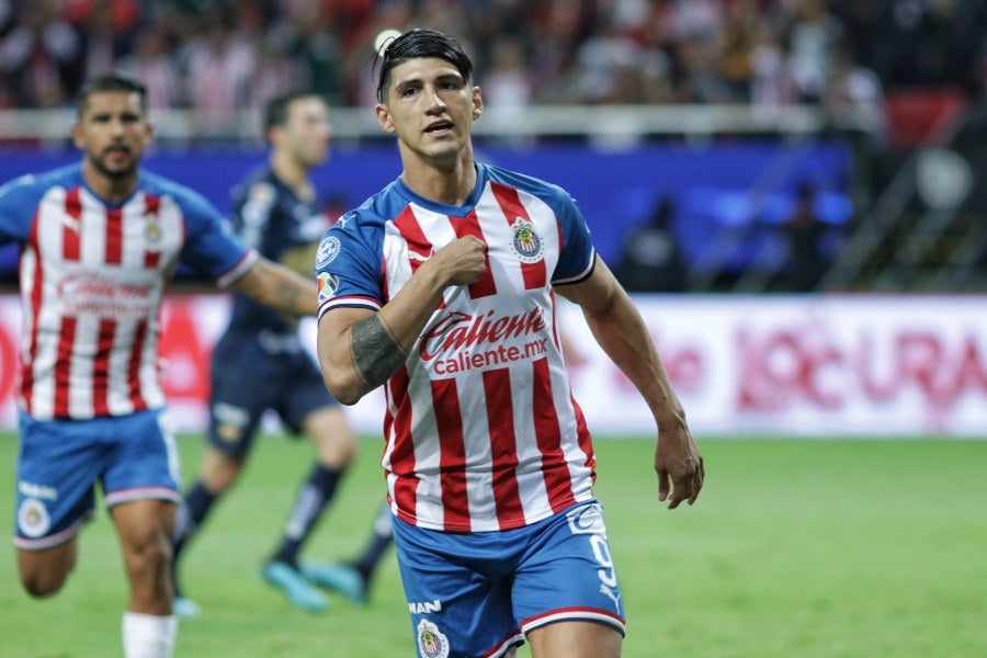 Alan Pulido luego de anotar gol en un partido con Chivas