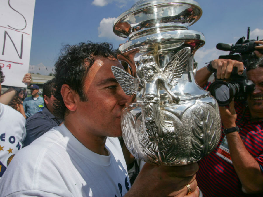 Hugo con el título del Clausura 2004 con Pumas