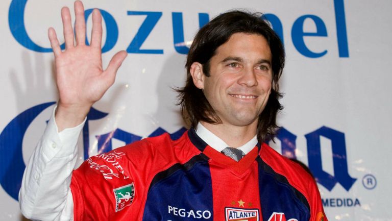 Santiago Solari en su presetnación como jugador de Atlante en 2009