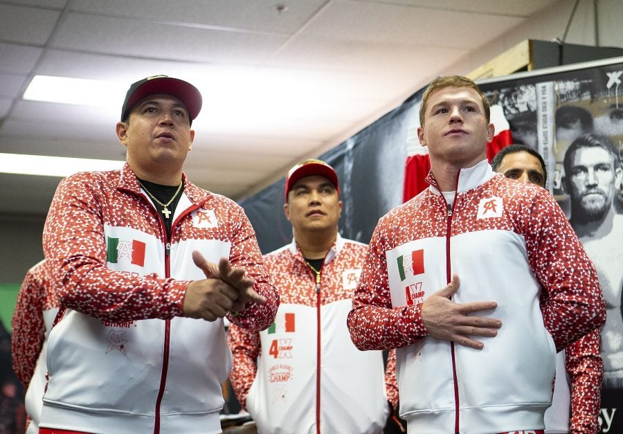 Eddy Reynoso junto a Canelo Álvarez