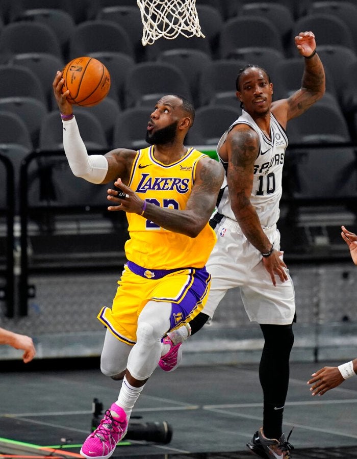 LeBron James en partido ante Spurs