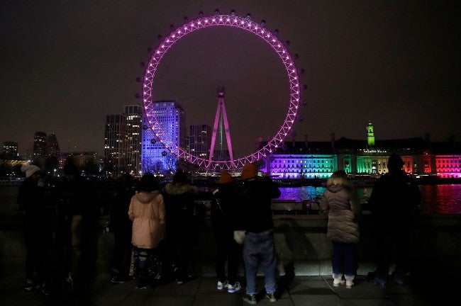 Londinenses observan el Big Eye en la llegada del Año Nuevo