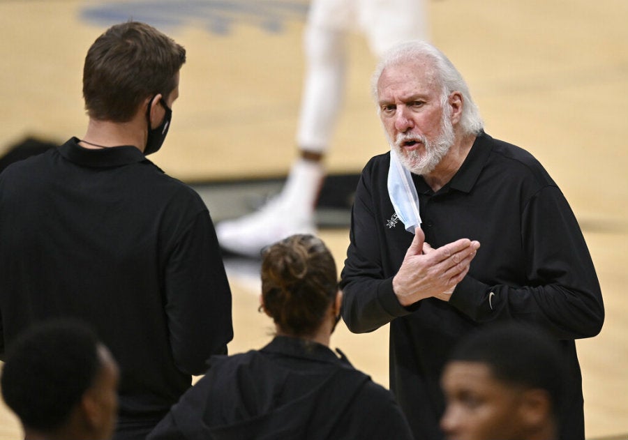 Gregg Popovich charla con Hammon ante de irse de la duela