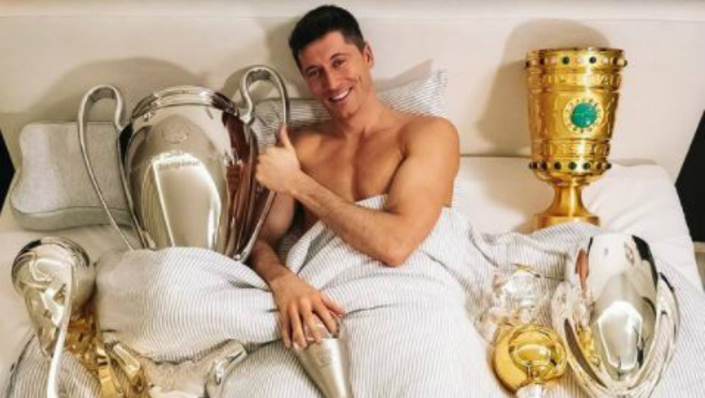 Robert Lewandowski en la cama con sus trofeos de 2020