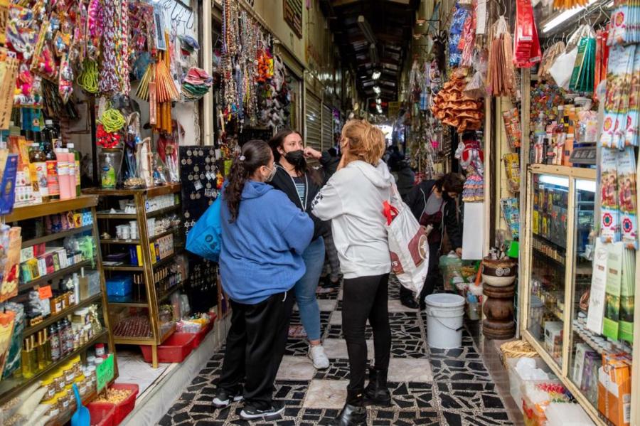 Personas dentro del Mercado de Sonora