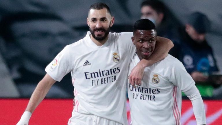 Benzema y Vinicius celebrando un gol 