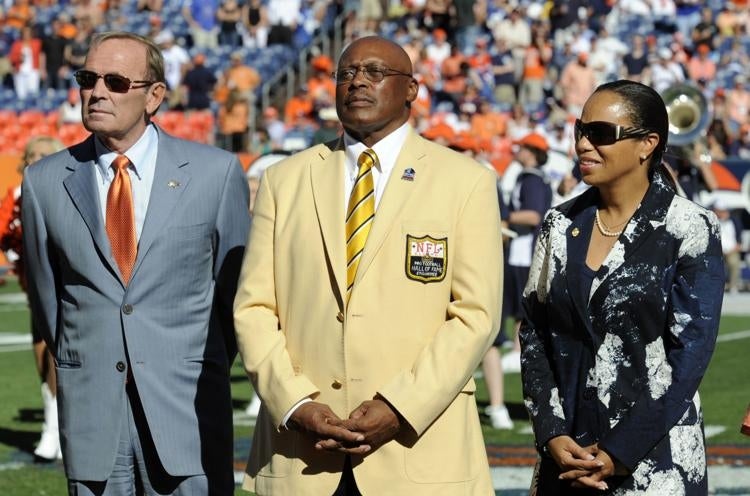 Floyd Little homenajeado en el estadio de los Broncos