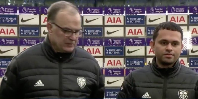 Marcelo Bielsa y su traductor