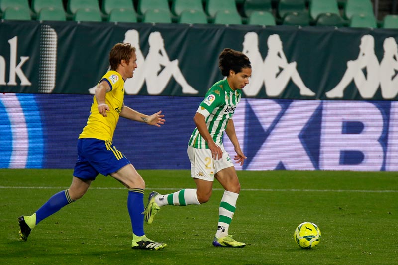 El mexicano en acción contra el Cádiz