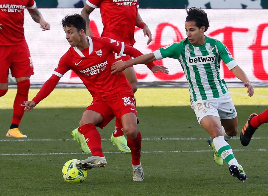 Diego Lainez disputando un balón ante el Sevilla