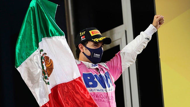 Checo Pérez presume la bandera de México en Sakhir
