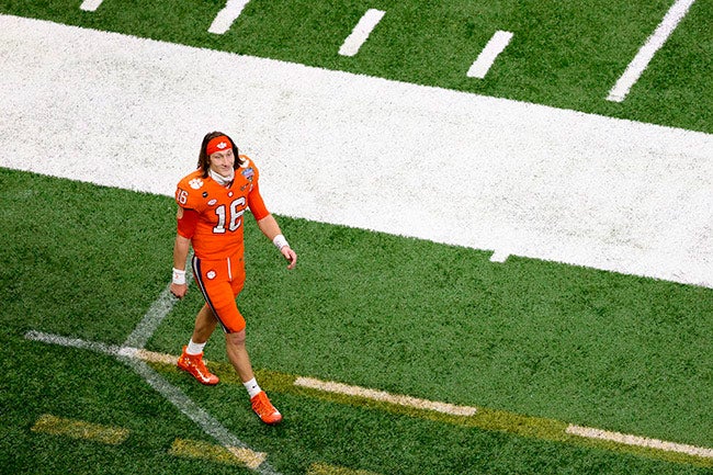 Trevor Lawrence camina por las laterales en un juego de Clemson