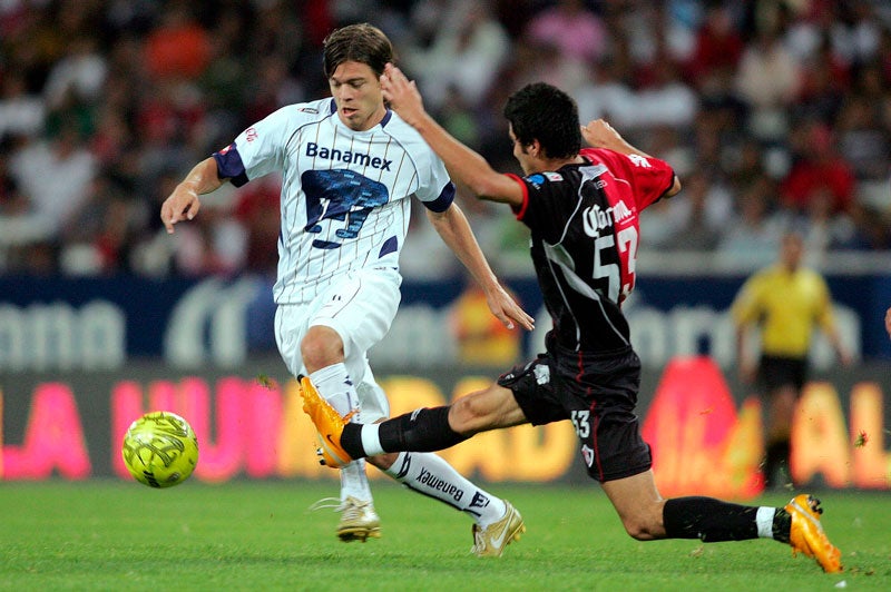 El exjugador en un partido de Pumas