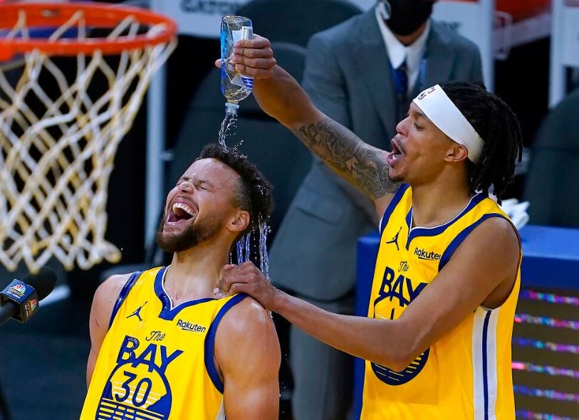 Stephen Curry festeja tras romper marca