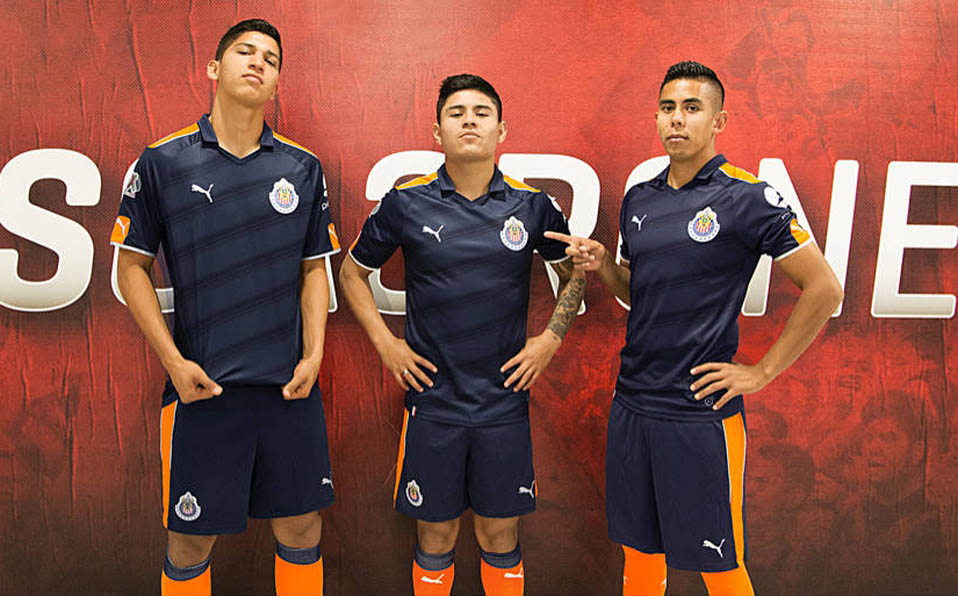 Jugadores de Chivas presumían su nueva indumentaria en 2017