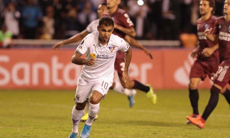 Junior Sornoza durante un partido con Liga de Quito