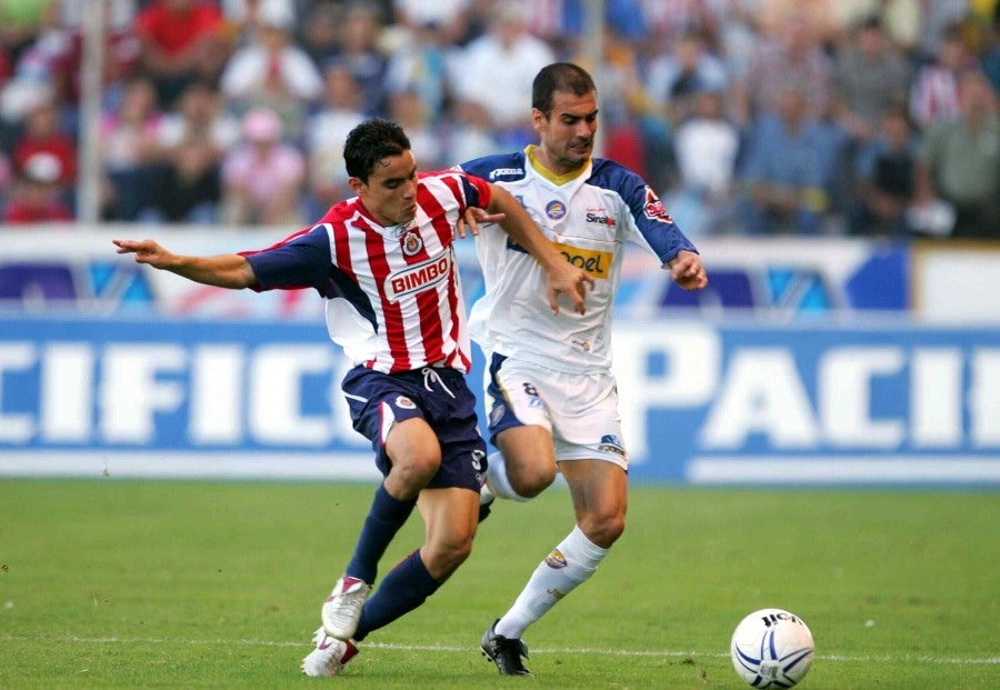 Guardiola disputando un balón con Omar Bravo