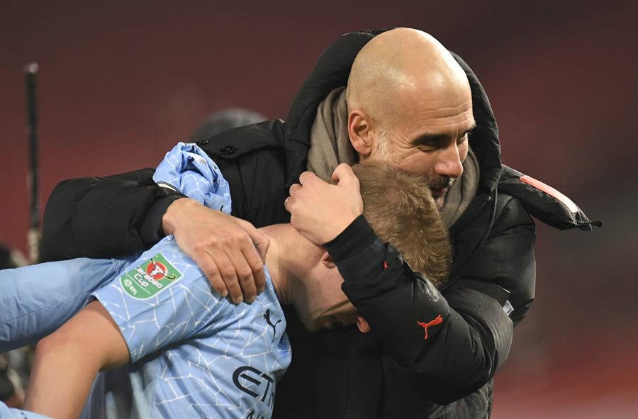 Pep Guardiola celebra el pase a la Final de la Carabao Cup con Kevin De Bryune