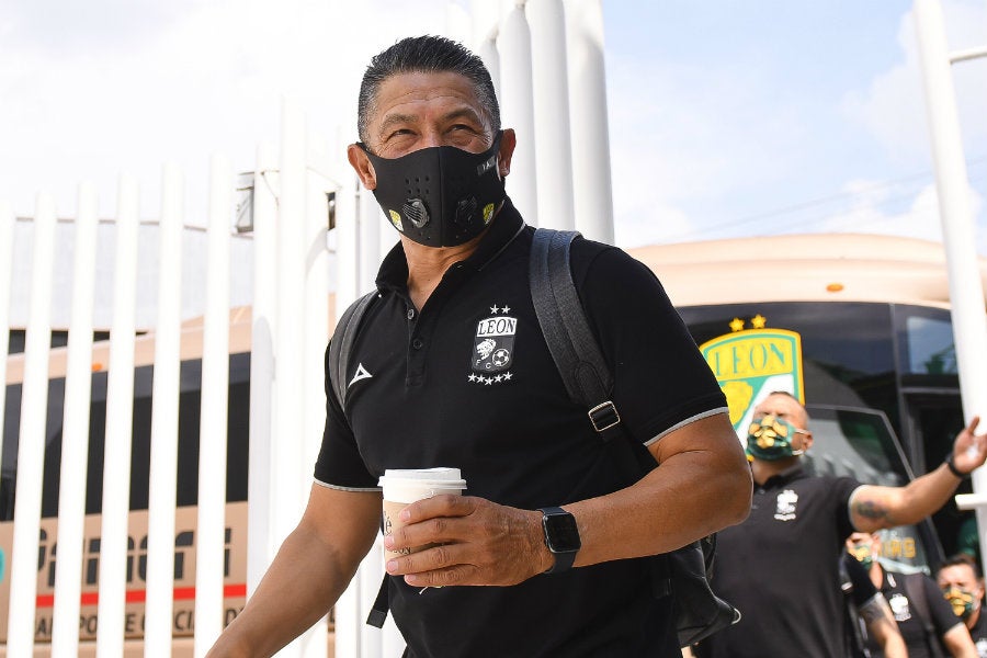 Ignacio Ambriz con cubrebocas llegando a juego de La Fiera