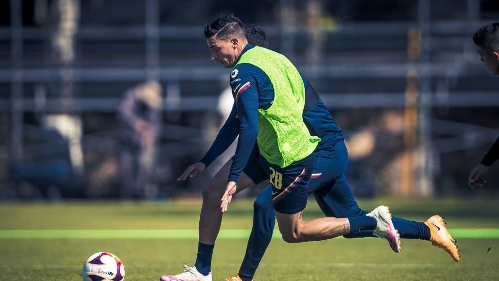 Mauro Lainez en un entrenamiento con América 