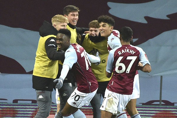 El juvenil Aston Villa festeja su gol