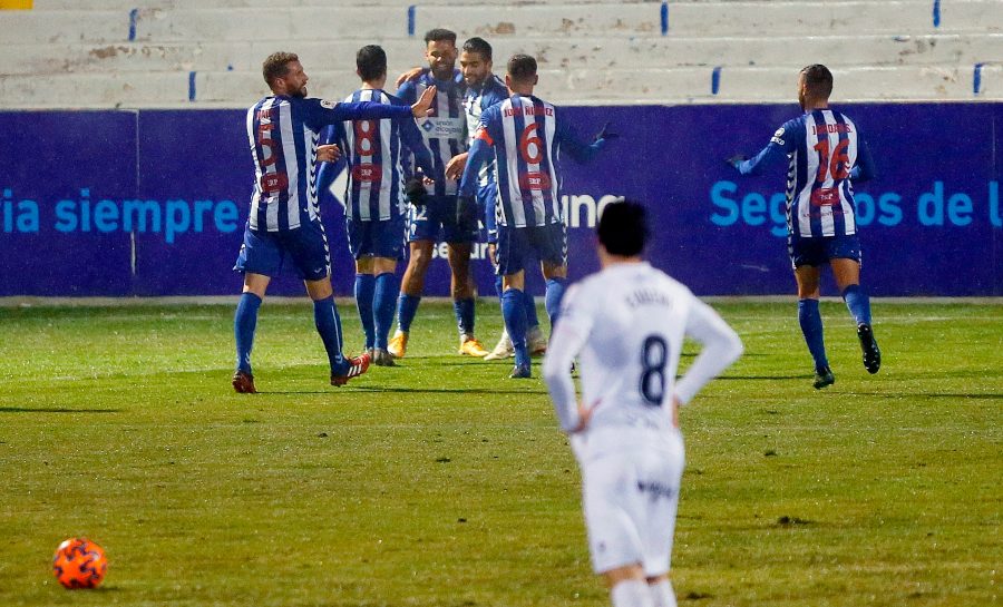 Jugadores de Alcoyano luego de anotar gol ante el Huesca
