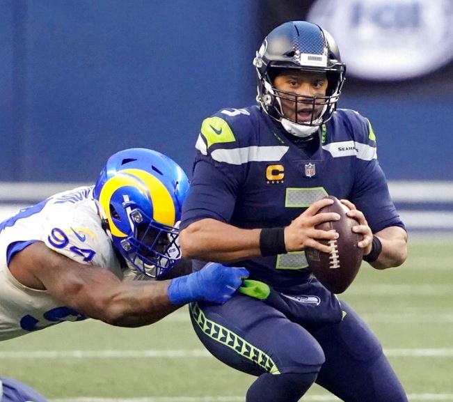 Russell Wilson es presionado por la defensiva rival