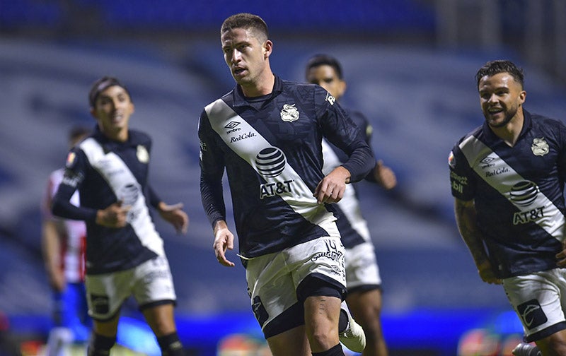 Santiago Ormeño durante el duelo ante Chivas 