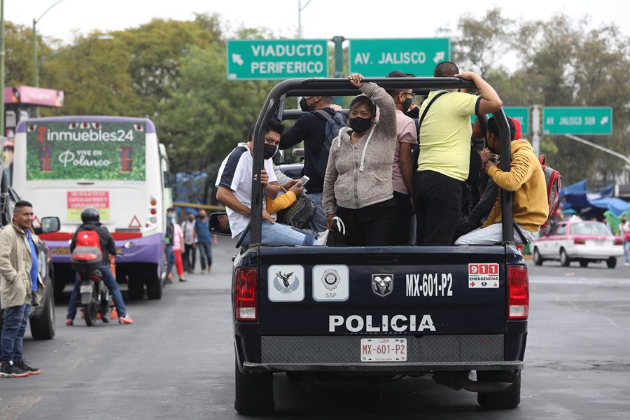 Policías auxilian con el traslado de pasajeros 