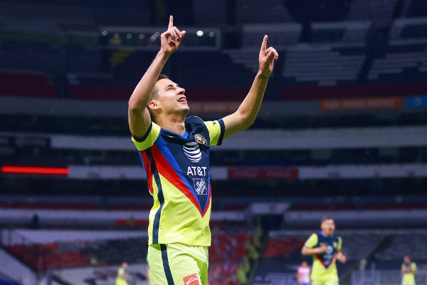 Mauro Lainez en festejo de gol con América