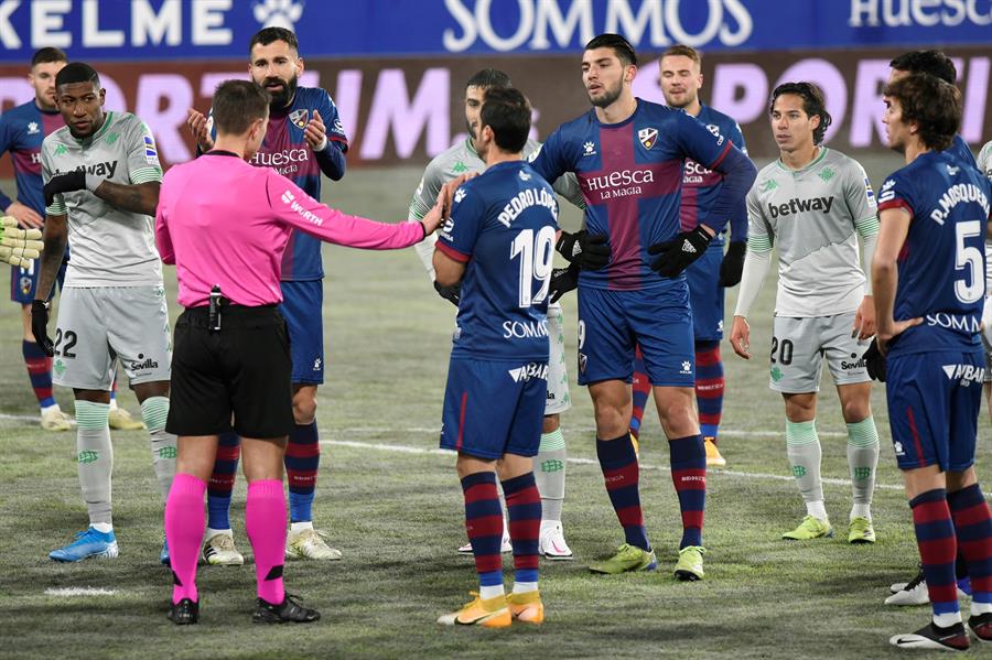 Diego Lainez en acción con el Betis ante Huesca