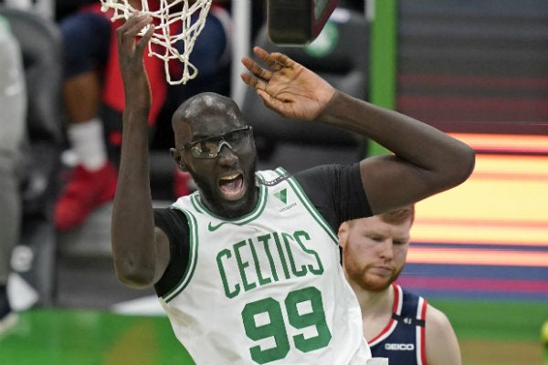 Tacko Fall, pívot de los Celtics de Boston, festeja tras lograr una volcada frente a Davis Bertans